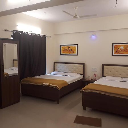 Maharaja Family Guest House Lonavala Kültér fotó
